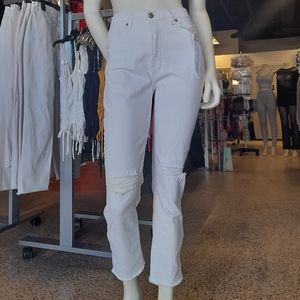 👖Slightly distressed mom jeans